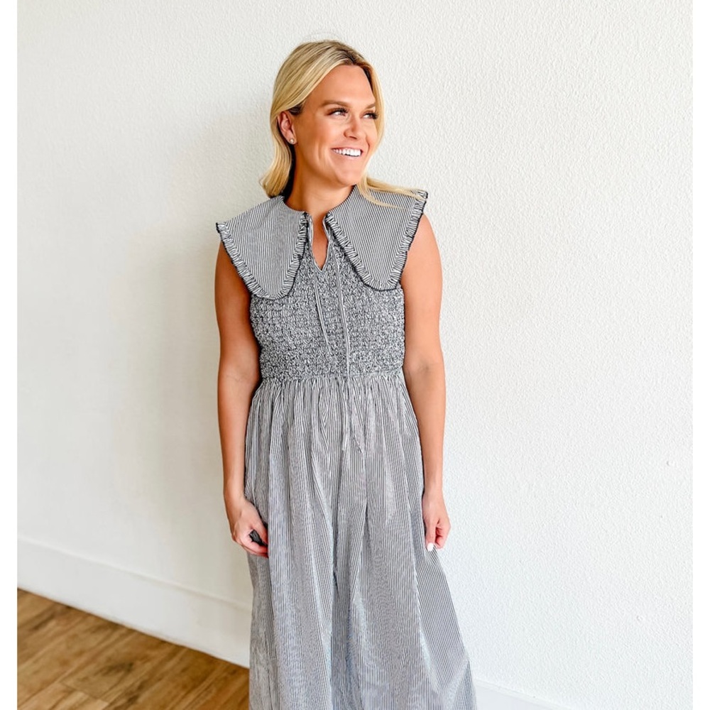 Elegant Gray Maxi Dress with Ruffled Collar
